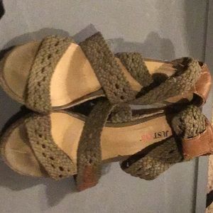 Olive buckle-ups